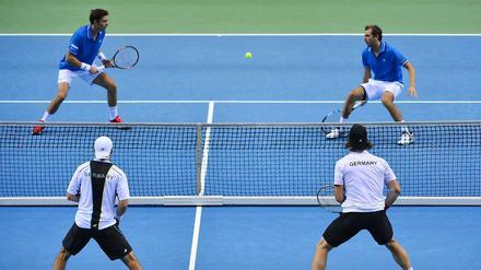 Doppelt hält besser: Frankreichs Julien Benneteau und Nicolas Mahut (oben links) und Deutschlands Andre Begemann (vorne rechts) und Benjamin Becker blicken dem Ball hinterher. 