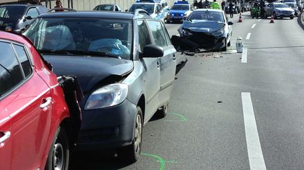 Die drei Unfallwagen auf der Stadtautobahn in Höhe der Anschlussstelle Kurfürstendamm.