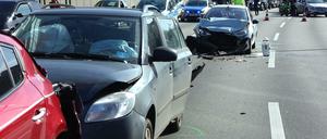 Die drei Unfallwagen auf der Stadtautobahn in Höhe der Anschlussstelle Kurfürstendamm.