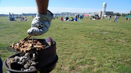 Auf dem Tempelhofer Feld gibt es mehrere Grillzonen - und reichlich Platz.