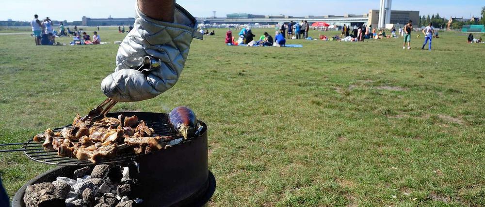 Auf dem Tempelhofer Feld gibt es mehrere Grillzonen - und reichlich Platz.