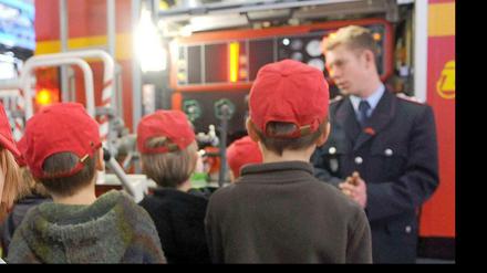 Kinder bei der Feuerwehr in Lüneburg. Der Kinderfeuerwehrverband in Niedersachsen bekommt die 5000 Euro Bußgeld von Sebastian Edathy.