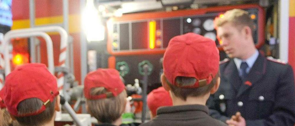 Kinder bei der Feuerwehr in Lüneburg. Der Kinderfeuerwehrverband in Niedersachsen bekommt die 5000 Euro Bußgeld von Sebastian Edathy.