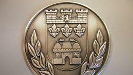 Die Vorderseite der Bürgermedaille. Die Rückseite weist auf „besondere Verdienste“ um den Bezirk hin. 