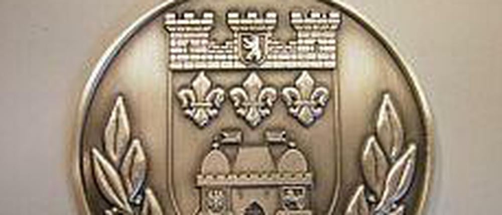 Die Vorderseite der Bürgermedaille. Die Rückseite weist auf „besondere Verdienste“ um den Bezirk hin.