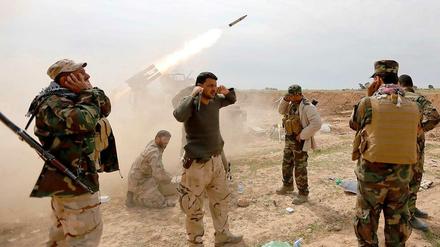 Vorsicht, es wird laut: Irakische Soldaten feuern Raketen auf Stellungen des IS bei Tikrit.