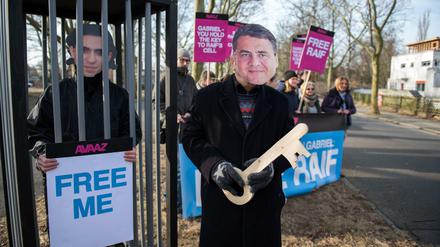 Aktivisten des Bürgernetzwerkes Avaaz stehen am Samstag an der Zufahrt zum militärischen Teil des Flughafen in Berlin Tegel, um vor der Abreise von Bundeswirtschaftsminister Gabriel (SPD) nach Saudi-Arabien auf einen von mehr als einer Million Menschen unterschriebenen Appell hinzuweisen.