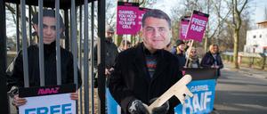 Aktivisten des Bürgernetzwerkes Avaaz stehen am Samstag an der Zufahrt zum militärischen Teil des Flughafen in Berlin Tegel, um vor der Abreise von Bundeswirtschaftsminister Gabriel (SPD) nach Saudi-Arabien auf einen von mehr als einer Million Menschen unterschriebenen Appell hinzuweisen.