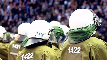 Teurer Spaß. Fußballspiele bedeuten für die Polizei Großeinsätze. In der vergangenen Saison haben sie laut Innenverwaltung Berlin 4,2 Millionen Euro gekostet.