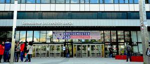 Vor der Technischen Universität Berlin.