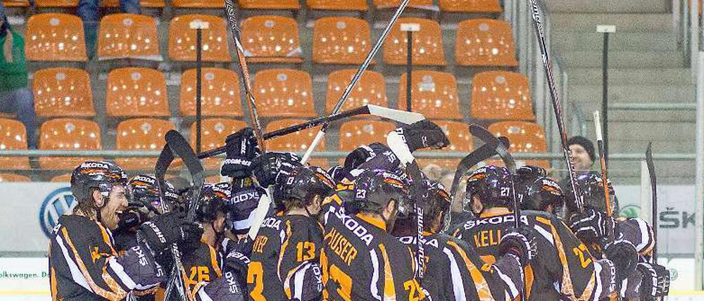 Großer Jubel, schmaler Besuch. Die Pre-Play-offs (Foto aus Spiel 1 zwischen Wolfsburg und Krefeld) sind keine Erfolgsgeschichte.
