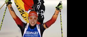 Schlussläuferin Laura Dahlmeier absolvierte die letzten Meter mit der deutschen Fahne.