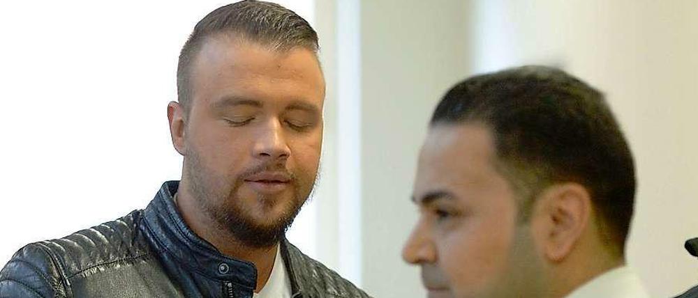 Der deutsche Rapper "Kollegah" (l) am Montag mit seinem Anwalt Tarik Karabulut (r) im Landgericht in Traunstein (Bayern).