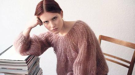 Grobe Maschen. Ein grimmiger Blick ist bei diesem Pullover gar nicht notwendig. Er wirkt nämlich nicht nur handgestrickt – er ist es auch! 