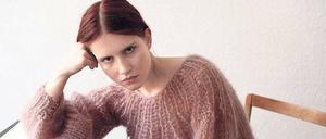 Grobe Maschen. Ein grimmiger Blick ist bei diesem Pullover gar nicht notwendig. Er wirkt nämlich nicht nur handgestrickt – er ist es auch! 