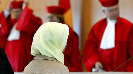 Die Richter in Karlsruhe haben ein pauschales Kopftuchverbot für verfassungswidrig erklärt.