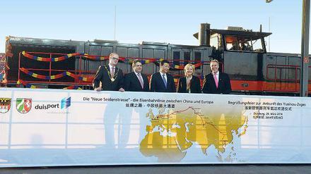 China rückt näher an Europa. Chinas Staats- und Parteichef Xi Jinping (Mitte) war im vergangenen Jahr im März Zeuge der Ankunft des „Yuxinou“-Zuges im Duisburger Hafen. Mit dabei waren Duisburgs Oberbürgermeister Sören Link, Bundeswirtschaftsminister Sigmar Gabriel, Ministerpräsidentin Hannelore Kraft und Erich Staake, Geschäftsführer des Duisburger Hafens Logport (von links nach rechts). Geladen hatte der Zug vor allem hochwertige elektronische Waren.