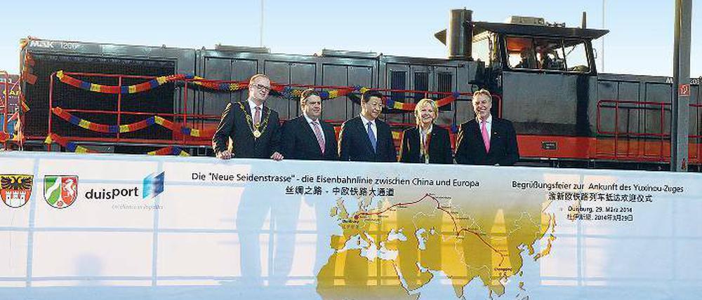 China rückt näher an Europa. Chinas Staats- und Parteichef Xi Jinping (Mitte) war im vergangenen Jahr im März Zeuge der Ankunft des „Yuxinou“-Zuges im Duisburger Hafen. Mit dabei waren Duisburgs Oberbürgermeister Sören Link, Bundeswirtschaftsminister Sigmar Gabriel, Ministerpräsidentin Hannelore Kraft und Erich Staake, Geschäftsführer des Duisburger Hafens Logport (von links nach rechts). Geladen hatte der Zug vor allem hochwertige elektronische Waren.