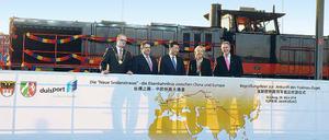 China rückt näher an Europa. Chinas Staats- und Parteichef Xi Jinping (Mitte) war im vergangenen Jahr im März Zeuge der Ankunft des „Yuxinou“-Zuges im Duisburger Hafen. Mit dabei waren Duisburgs Oberbürgermeister Sören Link, Bundeswirtschaftsminister Sigmar Gabriel, Ministerpräsidentin Hannelore Kraft und Erich Staake, Geschäftsführer des Duisburger Hafens Logport (von links nach rechts). Geladen hatte der Zug vor allem hochwertige elektronische Waren.