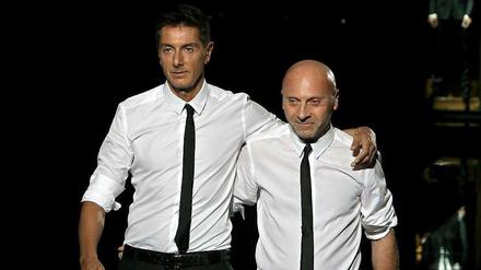 Domenico Dolce (l) and Stefano Gabbana vom Modelabel Dolce und Gabbana. Mit ihren Äußerungen zu Leihmutterschaften haben die offen schwulen Modeschöpfer Sänger Elton John verärgert. 