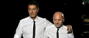 Domenico Dolce (l) and Stefano Gabbana vom Modelabel Dolce und Gabbana. Mit ihren Äußerungen zu Leihmutterschaften haben die offen schwulen Modeschöpfer Sänger Elton John verärgert. 