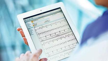 Die Berliner Firma Biotronik hat das BIOTRONIK Home Monitoring® entwickelt. Die Fernnachsorge-Technologie ermöglicht ein frühzeitiges Erkennen von kritischen Ereignissen wie Herzrhythmusstörungen. 