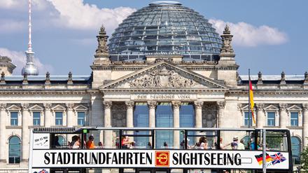 Ein Tourismus-Bus der Stadtrundfahrt passiert am 19. 7. 2014 den Reichstag im Regierungsviertel in Berlin. 