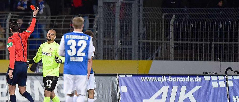 Das Karussell dreht sich weiter. Nach der Roten Karte gegen Unions Torhüter Amsif (2. v. re.) kehrte Konkurrent Haas ins Tor der Berliner zurück.