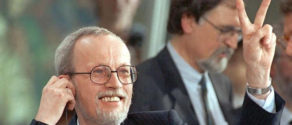 Sieg. Der Spitzenkandidat der "Allianz für Deutschland", Lothar de Maiziére, nach der Verkündung des Wahlergebnisses am 18. März 1990.