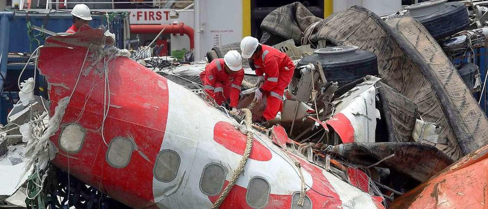Arbeiter bergen am 28. Dezember 2014 Teile des Wracks der abgestürzten AirAsia-Maschine. Nun sind drei weitere Leichen gefunden worden.