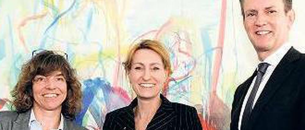 Im Team. Berliner-Bank-Chefin Stefanie Salata (Mitte), Tagesspiegel-Geschäftsführer Florian Kranefuß, Redakteurin Annette Kögel vom Spendenverein. 