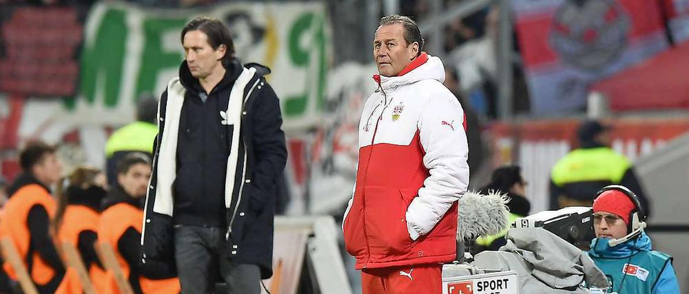 Himmelhoch jauchzend, zu Tode betrübt. Roger Schmidt ( Trainer Leverkusen ) und Huub Stevens ( Trainer Stuttgart ) verfolgen das Spiel ihrer Mannschaften.