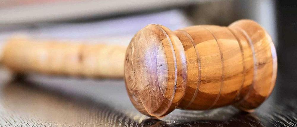 Ein Richterhammer. Auf Mallorca hat ein Mann den Mord an seiner Lebensgefährtin gestanden. 