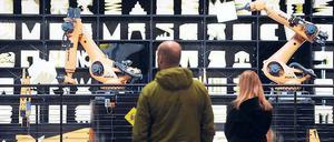 Mensch und Maschine. Auf der Cebit können die Besucher Robotern bei der Produktion zusehen. 