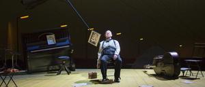 Jürgen Holtz als Zirkusdirektor Caribaldi in Thomas Bernhards „Die Macht der Gewohnheit“.