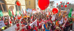 Fordern mehr - wie in Schwerin gab es bundesweit Warnstreiks der Landesbeschäftigten.