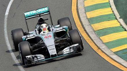 Titelverteidiger Lewis Hamilton hat sich im Mercedes die Pole-Position für den Großen Preis von Australien am Sonntag in Melbourne gesichert.