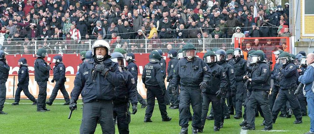 Beim Berliner Viertligaderby kam es auch zu einem Polizeieinsatz im Stadion-Innenraum.
