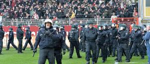 Beim Berliner Viertligaderby kam es auch zu einem Polizeieinsatz im Stadion-Innenraum.