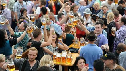 Ausgelassene Stimmung auf dem Oktoberfest in München 2014. Wie viel Bier hier genau getrunken wurde, ist nun bekannt geworden.