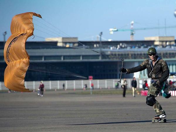 Ein Windskater genießt das schöne Wetter auf dem Tempelhofer Feld.