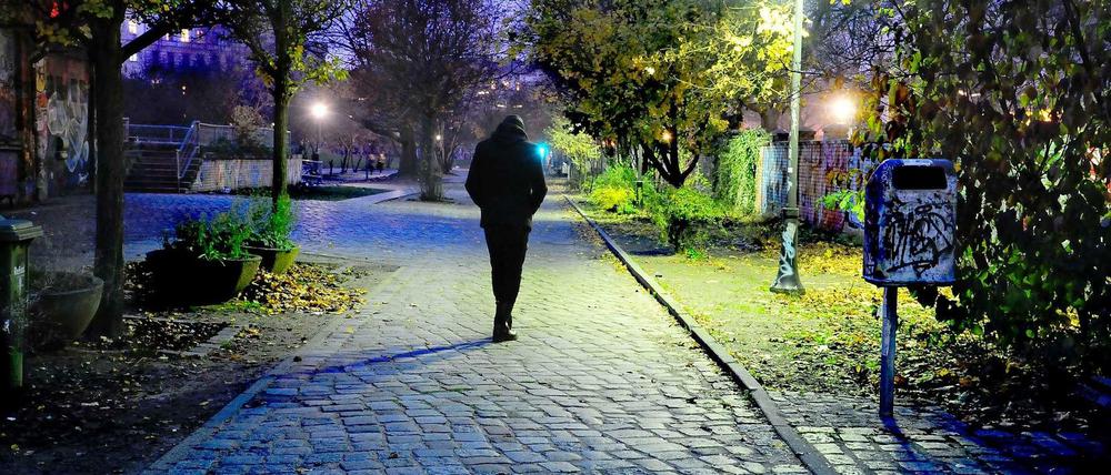 Allein durch den Park zu gehen, das ist besonders nachts kein Vergnügen.