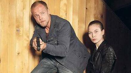 Es geht los.  Micha Oberländer (Matthias Koeberlin) und Hannah Zeiler (Nora von Waldstätten) finden erste Spuren.