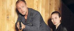 Es geht los.  Micha Oberländer (Matthias Koeberlin) und Hannah Zeiler (Nora von Waldstätten) finden erste Spuren.