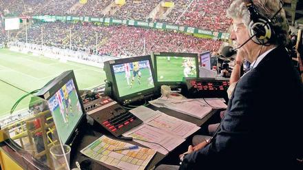Arbeitsplatz BVB-Stadion. Trotz der jüngsten Attacken lässt Marcel Reif das Kommentieren nicht – am Samstag beim Spiel der Dortmunder gegen die Kölner.