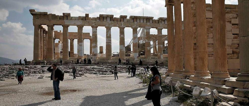 Sonne in Krisenzeiten. Touristen besuchen am Sonntag die Akropolis.