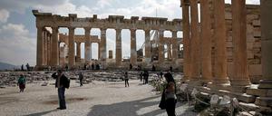 Sonne in Krisenzeiten. Touristen besuchen am Sonntag die Akropolis.