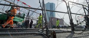 Mit Stacheldraht gegen die Demonstranten: Frankfurt wappnet sich wegen der angekündigten "Blockupy"-Demonstration zur Eröffnung des Neubaus der EZB. 