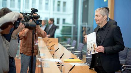 Der Bundesbeauftragte für die Stasiunterlagen, Roland Jahn, bei der Vorstellung des 12. Tätigkeitsberichts seiner Behörde in der Bundespressekonferenz.