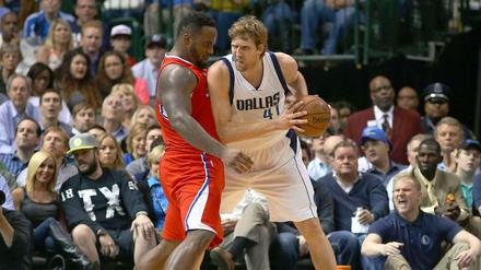 Glen Davis beim Versuch, Dirk Nowitzki zu stoppen.